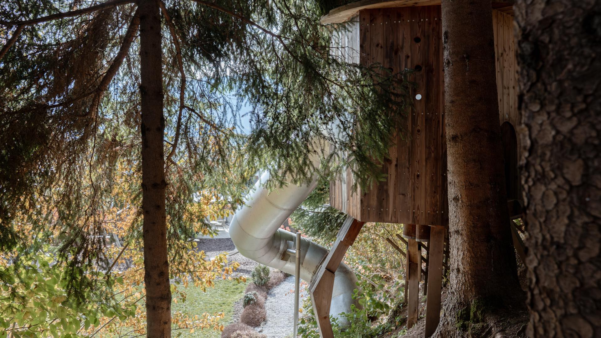 Raketenrutsche im Wald