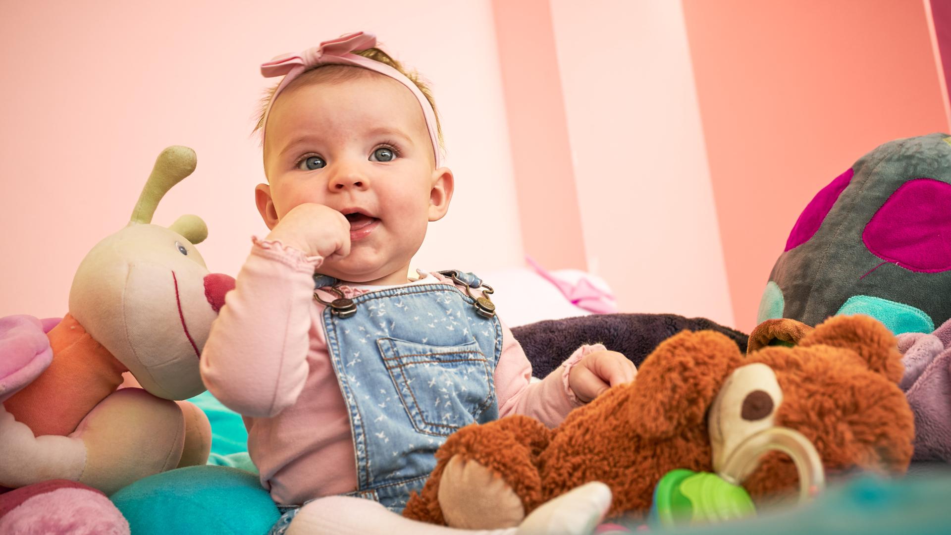 4453-2-baby-sitzt-spielt-tiere-amiamo-kinderhotel-2019-03-20-ORG