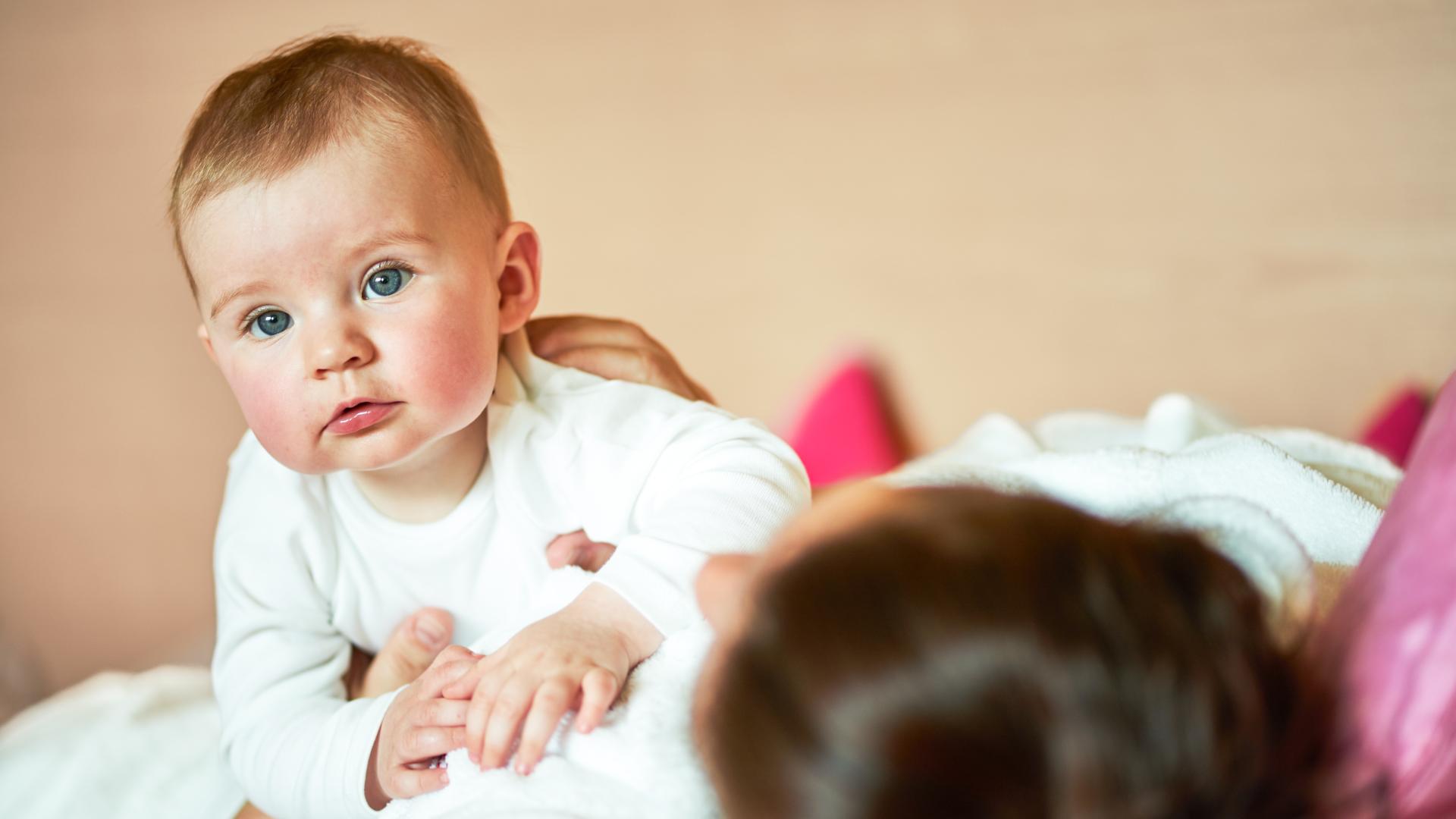 4466-baby-mutter-schaut-amiamo-kinderhotel-2019-03-20-ORG-3