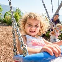 4354-2-kind-schaukel-kinderbetreuerin-amiamo