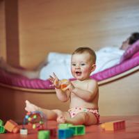 4468-2-baby-spielt-mutter-schlaeft-amiamo-kinderhotel 4468-2-baby-spielt-mutter-schlaeft-amiamo-kinderhotel