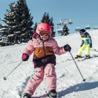 2710-winter-schmitten-kinder-skifahren-amiamo-kinderhotel-2022-09-21