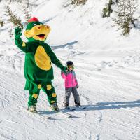 Schmidolin mit Kind beim Skifahren