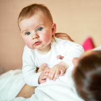 4466-baby-mutter-schaut-amiamo-kinderhotel-2019-03-20-ORG-3