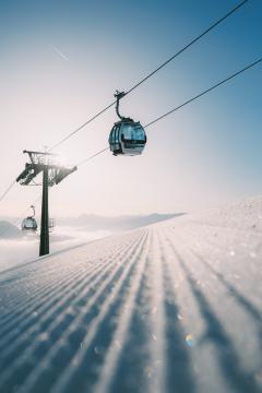 12043-Winter-Piste-tiefe-Gondel-hochformat