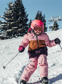 2710-winter-schmitten-kinder-skifahren-amiamo-kinderhotel-2022-09-21