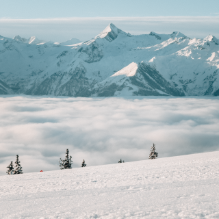 12047-Piste-Berge-Nebel-Hochformat-Winter
