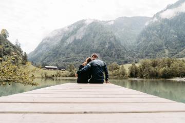Vater und Tochter am Klammsee in Kaprun