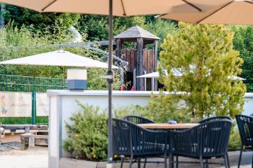 Terrasse mit Blick auf Spielplatz