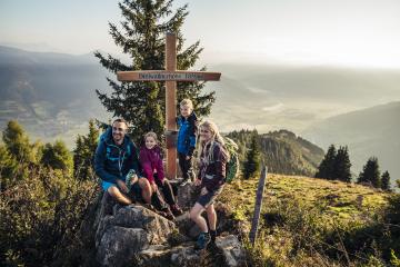 Familienwanderung im Herbst