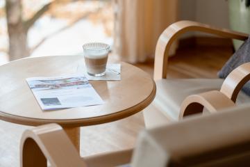 Gemütliche Kaffeepause mit Zeitschrift