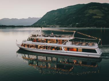 Rundfahrt-mit-der-MS-Schmittenhöhe-am-Zeller-See_Excursion-with-MS-Schmittenhöhe-on-Lake-Zell(c)Zell_am_See-Kaprun_JFK.737216ae_original