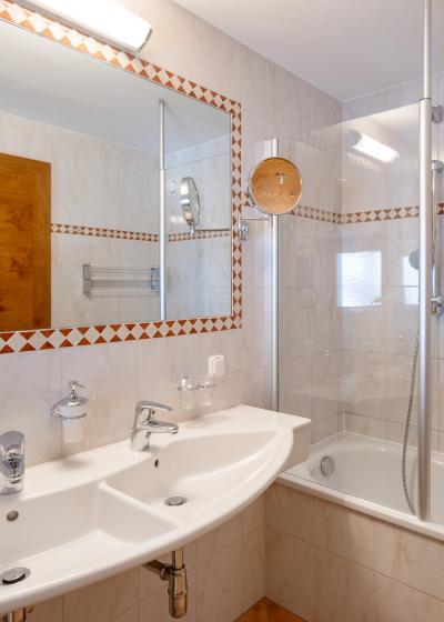 9005-6-app-amanda-amiamo-bad