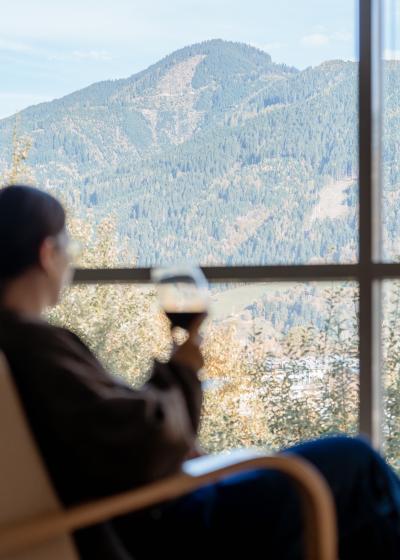 Bergblick mit einem Glas Wein