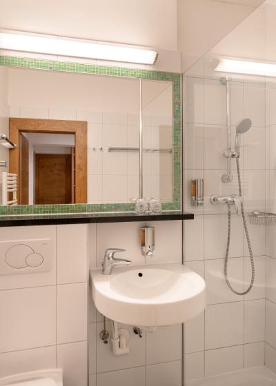 9023-1-bad-dusche-zellersee-siebenschlaefer-kitzsteinhorn_links-schmittenhoehe-amiamo 9023-1-bad-dusche-zellersee-siebenschlaefer-kitzsteinhorn_links-schmittenhoehe-amiamo