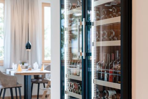 amiamo-SarahFellner-Restaurant-Weinschraenke1