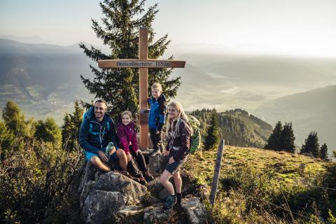 Familienwanderung im Herbst
