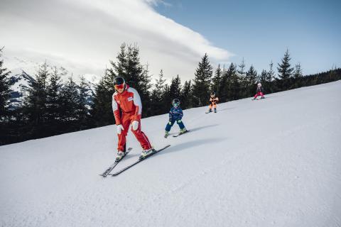 skilehrer-mit-kids---ski-instructor-with-kids-c-zell-am-see-kaprun-tourismus.c4a7da9e_original skilehrer-mit-kids---ski-instructor-with-kids-c-zell-am-see-kaprun-tourismus.c4a7da9e_original