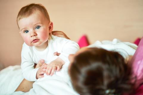 4466-baby-mutter-schaut-amiamo-kinderhotel-2019-03-20-ORG-3