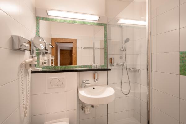 9023-1-bad-dusche-zellersee-siebenschlaefer-kitzsteinhorn_links-schmittenhoehe-amiamo