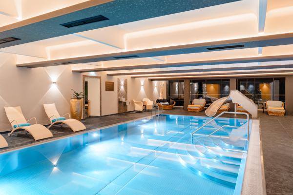 Indoor-Pool mit kleiner Rutsche Indoor-Pool mit kleiner Rutsche