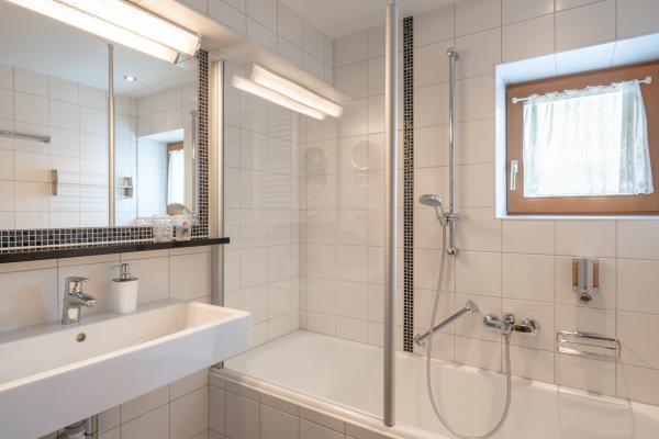 9022-6-dz-schwalbenwand-202-amiamo-bad