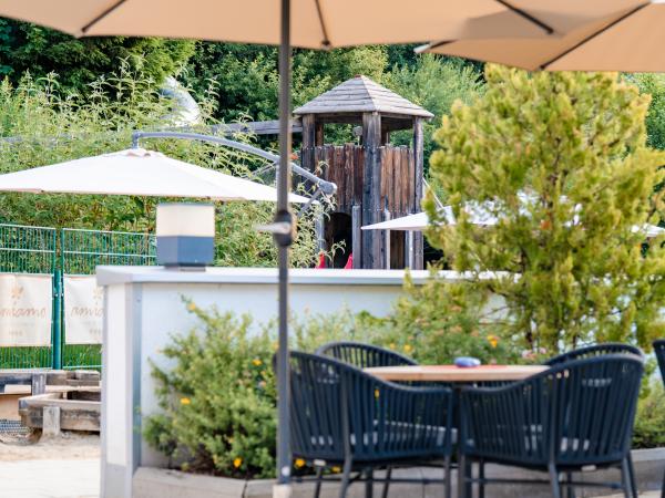 Terrasse mit Blick auf Spielplatz