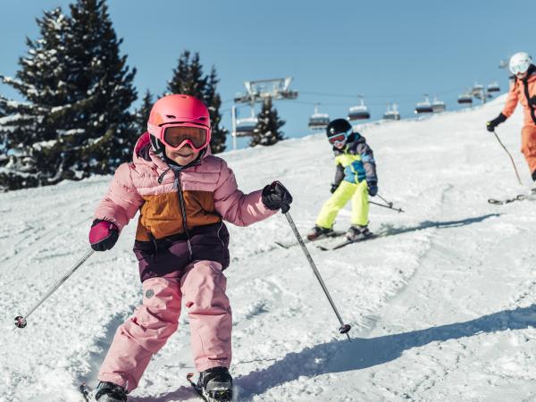 2710-winter-schmitten-kinder-skifahren-amiamo-kinderhotel-2022-09-21 2710-winter-schmitten-kinder-skifahren-amiamo-kinderhotel-2022-09-21