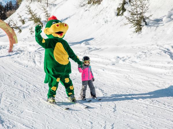 Schmidolin mit Kind beim Skifahren