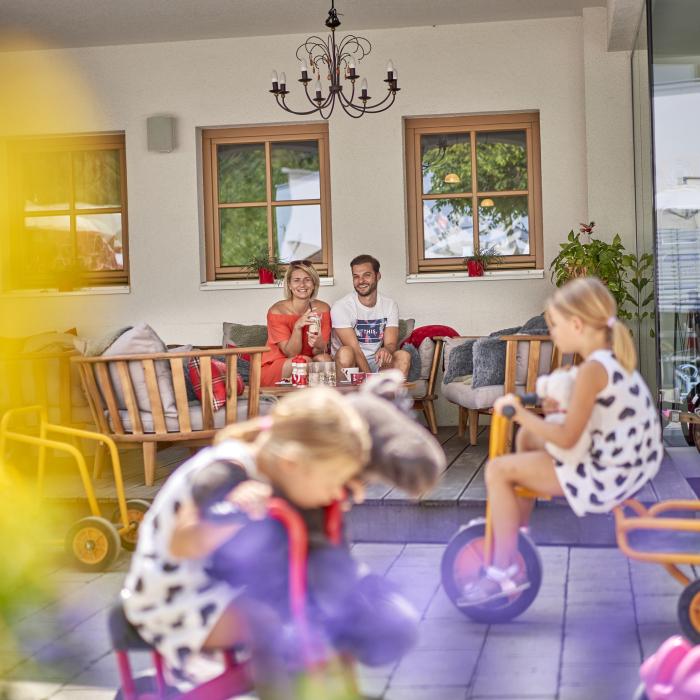 Bobby Car Platz und Outdoor Lounge