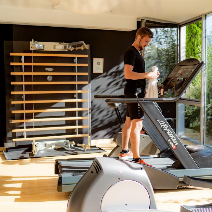 5412-fitnessraum-laufband-mann-amiamo-2020-08-28