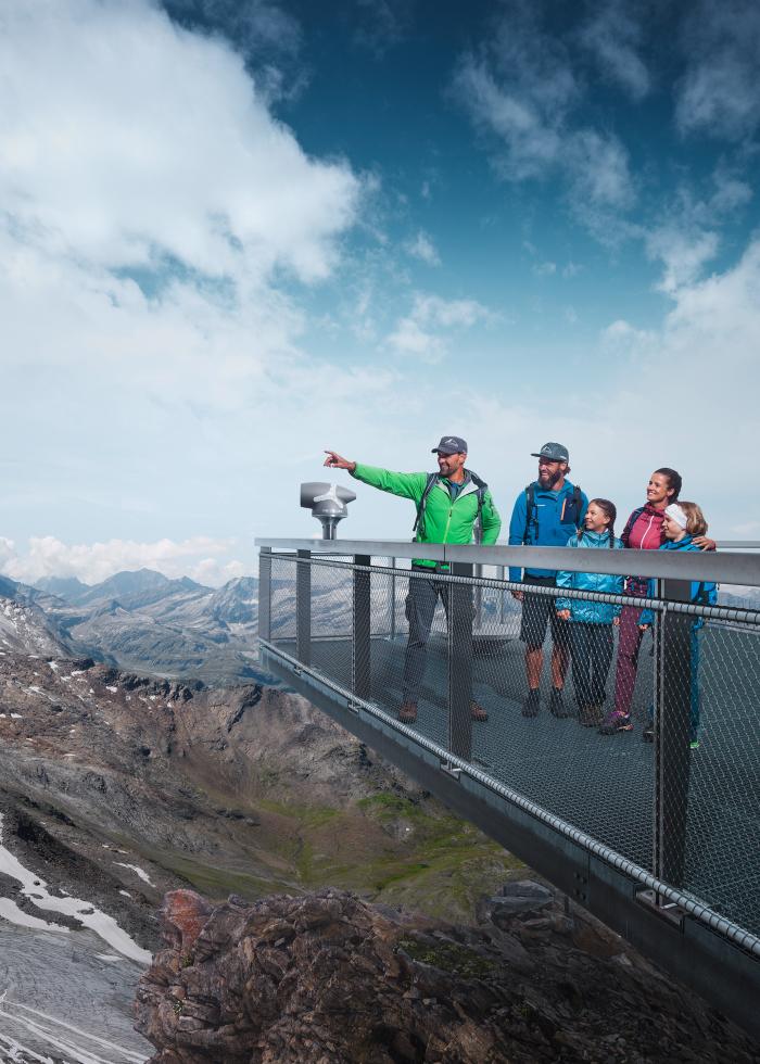 12040-Winter-Kitz-Aussichtsplattform-Familie
