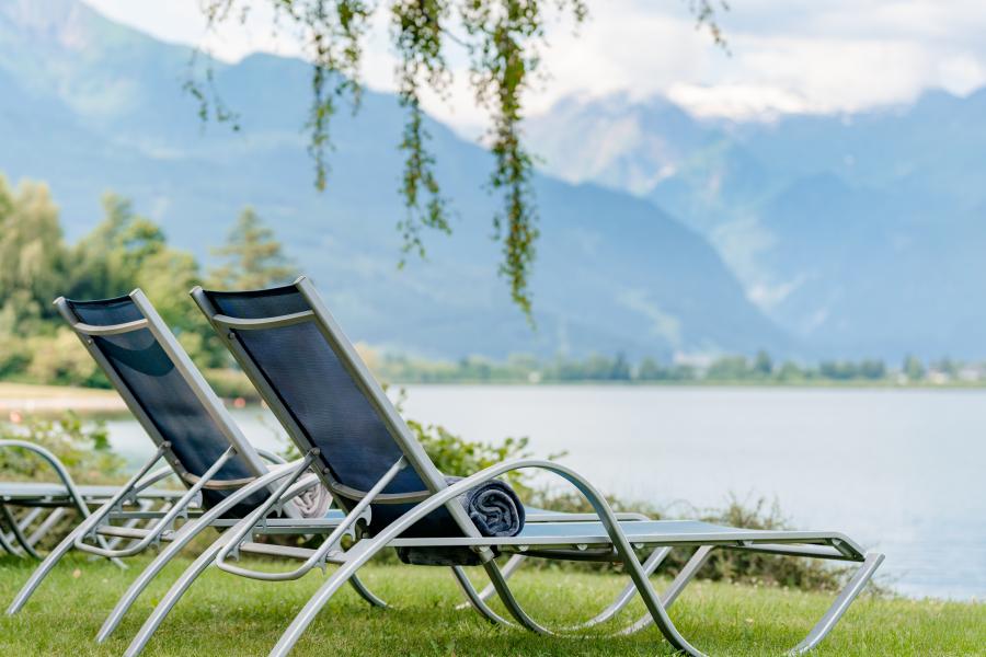 Entspannte Liegewiese am Seeufer