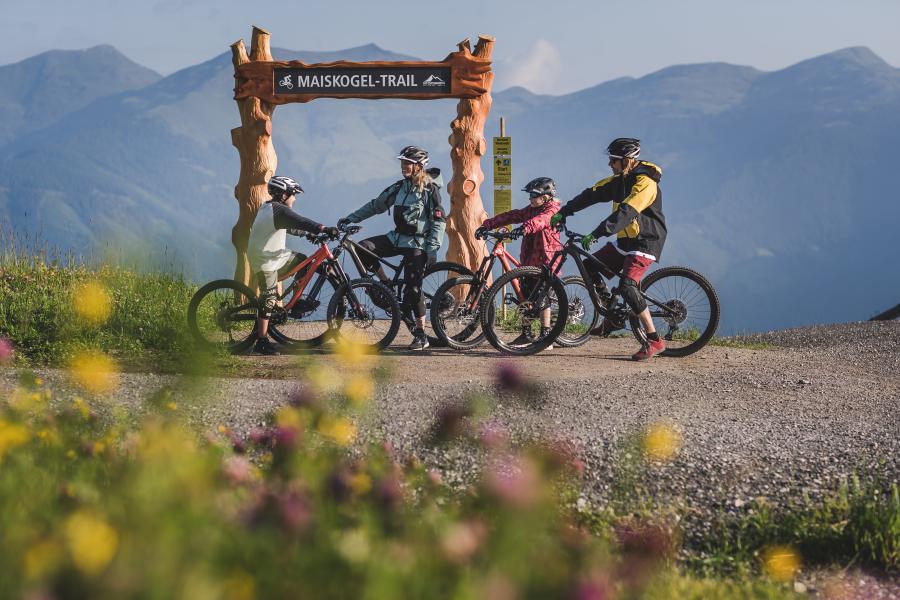 Familie beim Maiskogeltrail