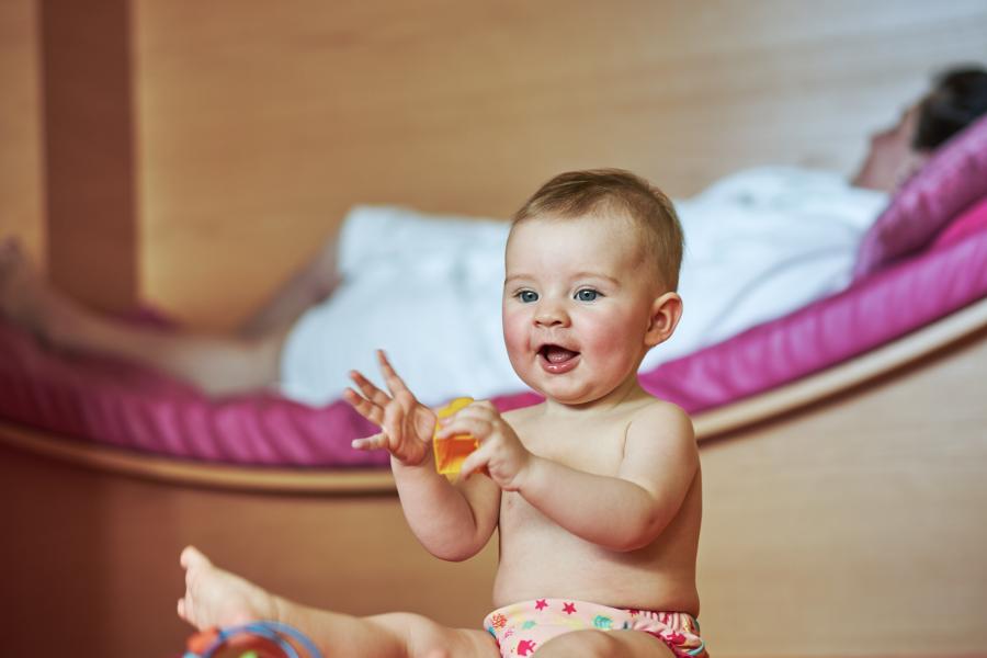 4468-2-baby-spielt-mutter-schlaeft-amiamo-kinderhotel 4468-2-baby-spielt-mutter-schlaeft-amiamo-kinderhotel