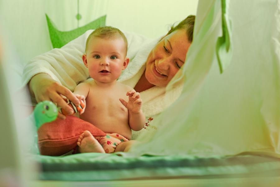 4470-2-baby-mutter-zelt-amiamo-kinderhotel